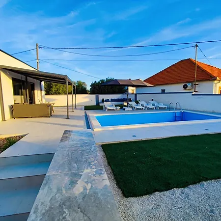 Polis 빌라 Policnik