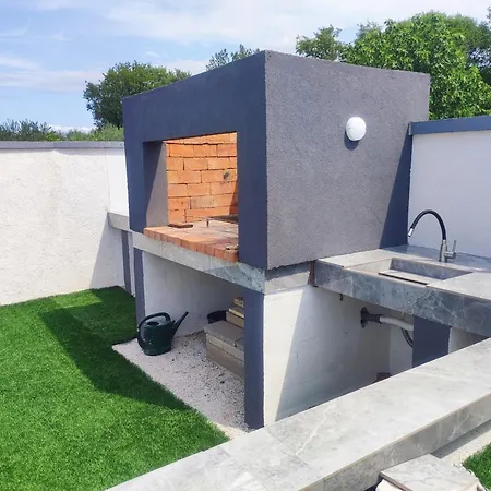 빌라 Polis Policnik