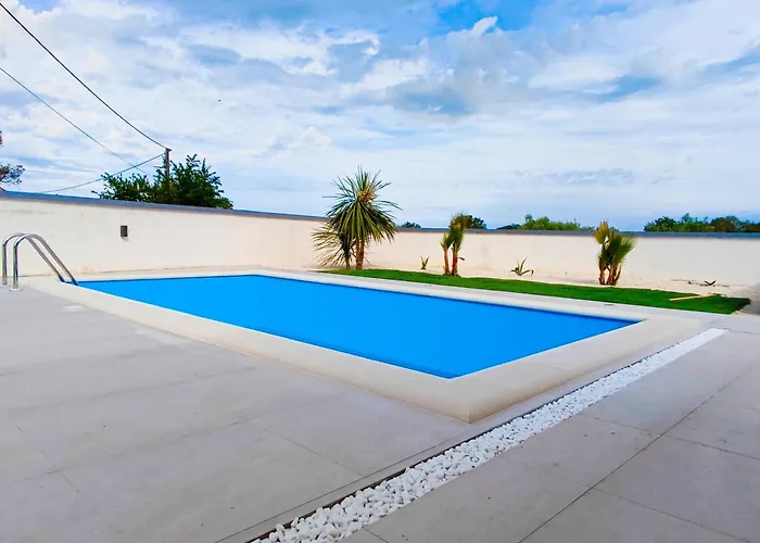 Polis Villa
